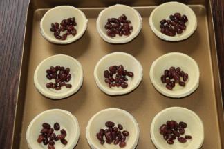 4把蛋挞里撒上适量蜜红豆，
