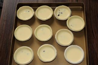 5搅匀的蛋挞液倒入蛋挞内，七成满即可