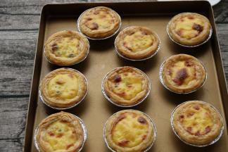 6烤箱预热220度，中层烤15意不要打发。炼乳没有的话，也可以不放，可以增加一点细砂糖，放了炼乳的话，糖量控制在—20分钟，蛋挞上色，有点焦化基本上就差不多了，可以出炉了。