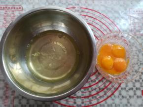 分离蛋白和蛋黄，装蛋白的盆一定要无水无油