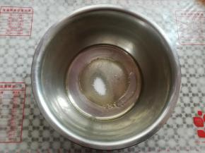 准备一只干净的小盆，依次放入水，糖10克，玉米油