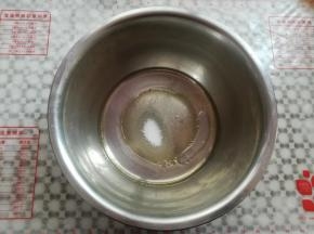 准备一只干净的小盆，依次放入水，糖10克，玉米油