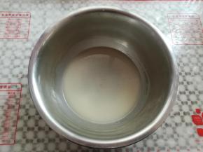 用手动打蛋器快速搅拌到盆内液体完全乳化