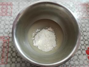 加入过筛的低筋面粉