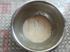 十字切拌手法拌匀，不要画圈搅拌，容易起筋