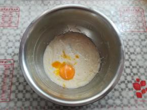 面糊里加入一个蛋黄