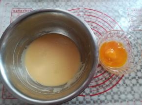 拌匀后再加入另外一个蛋黄