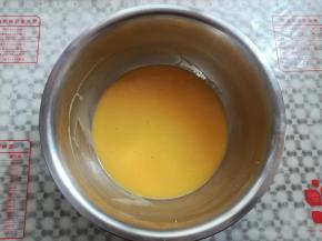 蛋黄糊搅拌好，放一边备用，同时预热烤箱，上火130度，下火170度