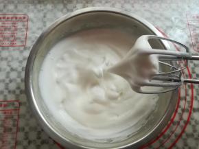 打发蛋白，30克糖分3次加入，打发到湿性发泡