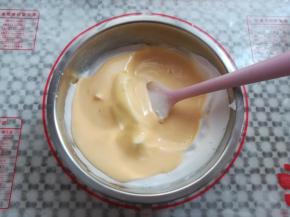 把蛋黄糊倒回装有蛋白的盆里，继续同样手法翻拌均匀