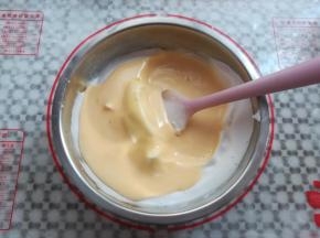 把蛋黄糊倒回装有蛋白的盆里，继续同样手法翻拌均匀
