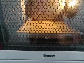 烤箱底层，上火130度，下火170度烤20分钟（其他烤箱按照自己的使用情况灵活调整）