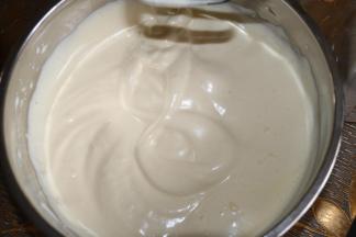 3用电动打蛋器中速打至蛋液浓稠，体积膨大，颜色变浅，提起打蛋头写“8”字不会马上消失，能保持8秒。