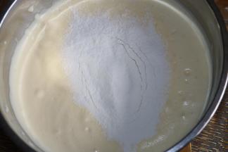 4分两次加入过筛低粉（低粉最好过筛两次），用刮刀快速翻拌均匀。