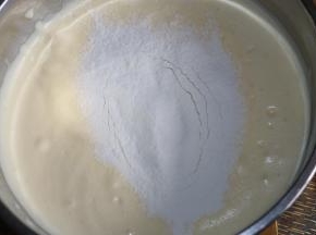 4分两次加入过筛低粉（低粉最好过筛两次），用刮刀快速翻拌均匀。