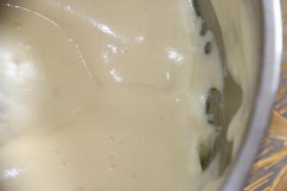 5沿着盆边缘加入玉米油，快速翻拌均匀，这时可以预热烤箱，上下火180度。