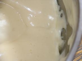 5沿着盆边缘加入玉米油，快速翻拌均匀，这时可以预热烤箱，上下火180度。