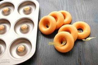 8出炉轻震一下，放至冷却架冷却至温热即可脱模。