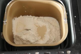 1：把所有原料先液体后固体的顺序放入面包桶，糖盐对角放。