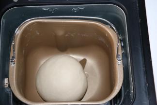 2启动面包机和面程序，揉至扩展阶段即可（即能拉出面膜）。