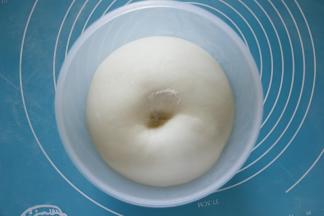 3把面团放在温暖的地方进行基础发酵，4基础发酵两倍或者两倍半大，手指沾面粉戳孔不回缩不反弹即可。