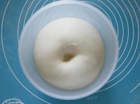 3把面团放在温暖的地方进行基础发酵，4基础发酵两倍或者两倍半大，手指沾面粉戳孔不回缩不反弹即可。