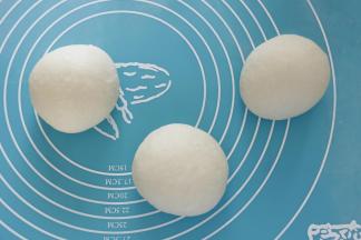 4取出面团，挤压排气后平均分成三等份，滚圆，保鲜膜覆盖松弛20分钟