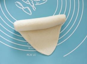 6将面团卷起。
