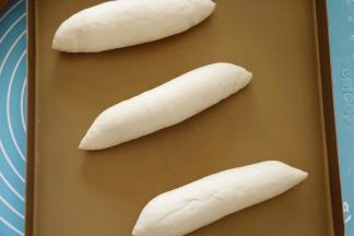 8放入烤盘，保鲜膜覆盖进行二次发酵。