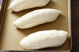 9二次发酵两倍大，表面刷蛋液，用锋利的刀片在表面划上刀口。