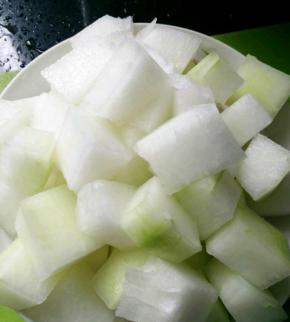 去皮洗净切正方体块状