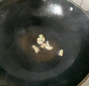 锅里倒油烧热放点姜片进去爆香