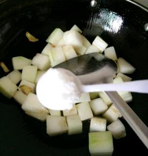 翻炒一会儿加一勺盐