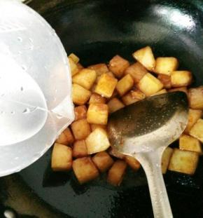 翻炒均匀加点水，盖上锅盖小火闷一下