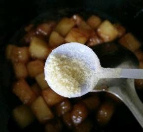 差不多水收干的时候加点鸡精翻炒下