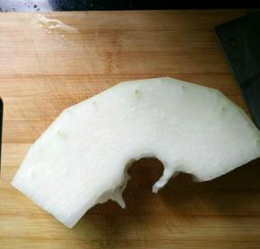 准备一块冬瓜洗净去皮