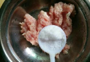 剁成肉末，加半勺盐