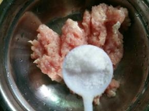 剁成肉末，加半勺盐