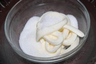 1奶酪放入干净的盆里，加入细砂糖。