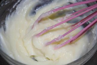 2隔热水用手动打蛋器打至顺滑，加入柠檬汁，拌匀。