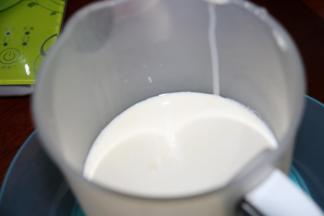 3牛奶和淡奶油混合。