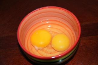5两个鸡蛋用手动打蛋器打散。