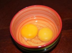 5两个鸡蛋用手动打蛋器打散。