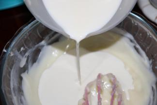 4分次加入到乳酪糊里，搅拌均匀。