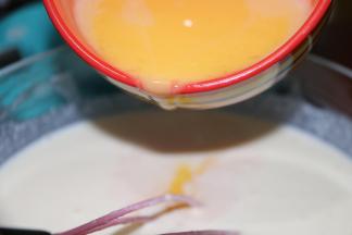 6分次加入到乳酪糊里搅拌均匀