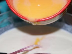 6分次加入到乳酪糊里搅拌均匀