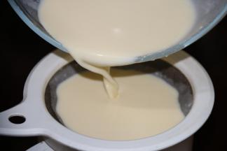 7得到的布丁液，过筛。