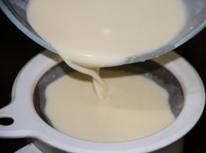 7得到的布丁液，过筛。