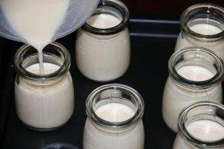 8倒入消毒后的布丁瓶里，我用的布丁瓶容量是100毫升的，可以做8瓶。