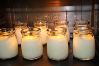 9 放入嫩烤箱底层，嫩考模式60分钟结束后闷半小时出炉（普通烤箱可以用深烤盘加水到布丁瓶一半的样子，烤箱150度中下层烘烤40分钟左右，同样闷半小时出炉）。